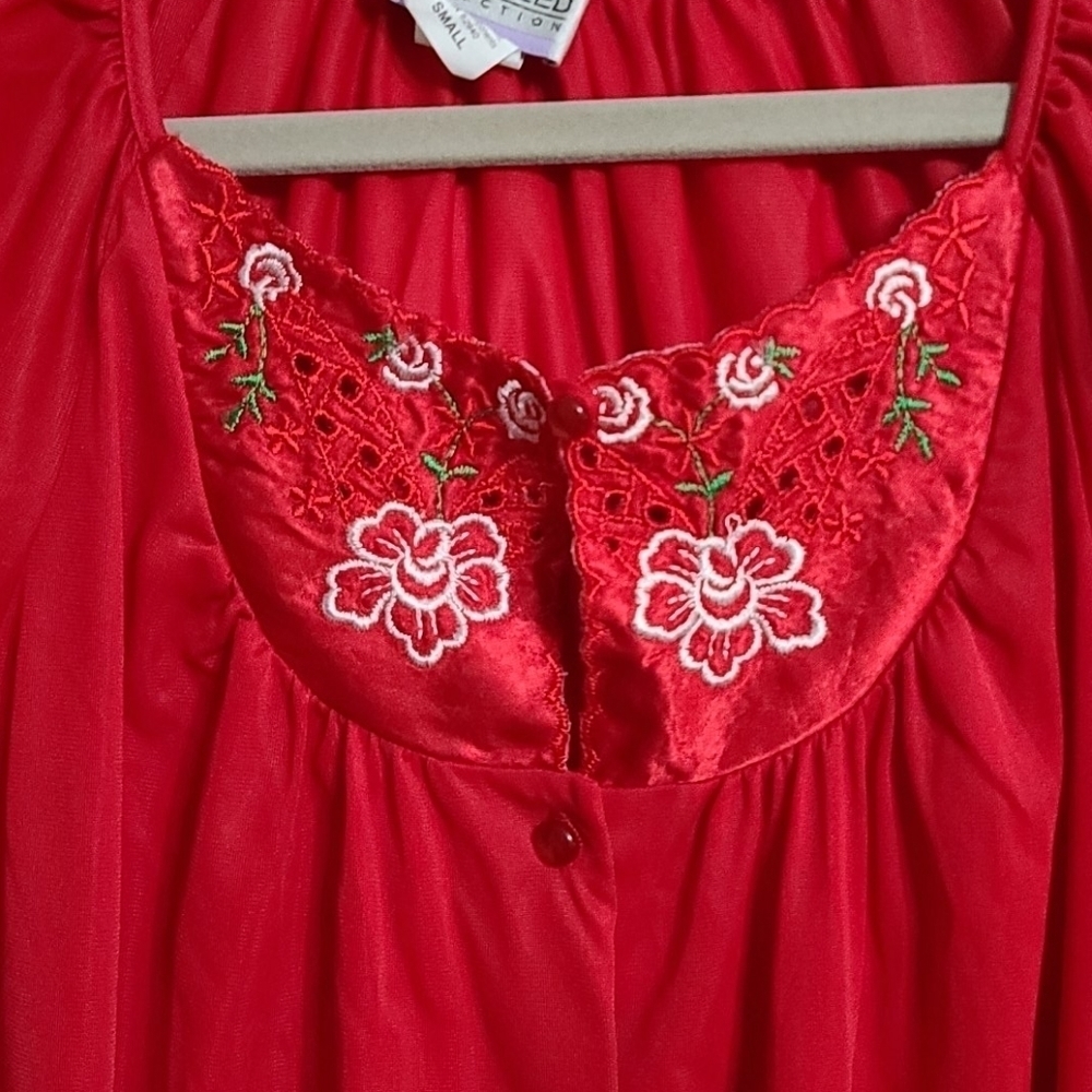 Kelly Reed Red Embroidered Dliqers Nylon Robe size S EUC - Picture 2 of 8